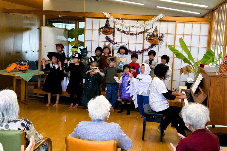 園児たちにお菓子のプレゼント。年の差90歳以上の心温まる交流です。